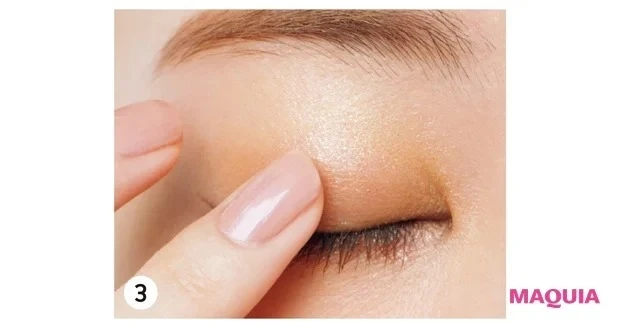 「THREE ディメンショナルビジョンアイパレットアリー」でオレンジメイク_3. CとAとDを2:1:1の割合で混ぜ、黒目上から置くように二重幅にのせる