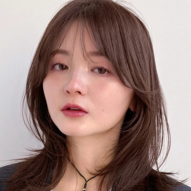 【くびれミディアム】洗練された大人の雰囲気を醸す、人気のミディアムレイヤー