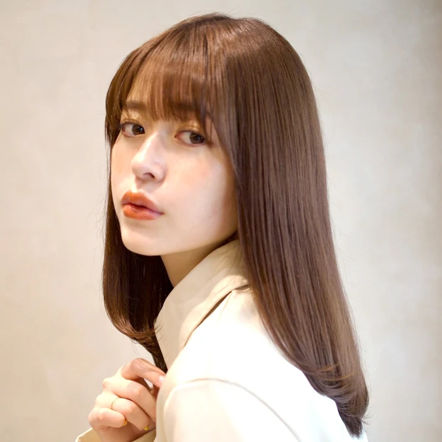 【大人のミディアムヘア】膨らみを抑えてツヤ感アップ！前髪ありのストレートミディアム
