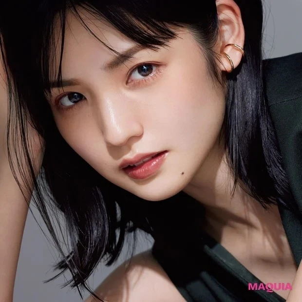 道重さゆみさんがカラーまつ毛で甘さと色気のある表情に