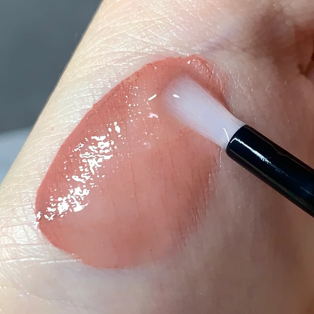 186ピンクヌードコーティンググロス塗布後 手元スウォッチ