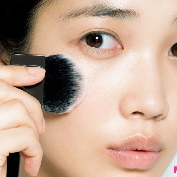 チークやハイライトにも使える！ マキア最新号付録のマルチWAY美肌ブラシ…