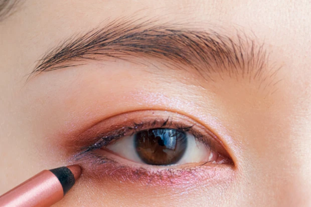 ピンクのアイパレットで作るおすすめピンクメイク5選_5.「プラムピンク」が渗むピンクメイクで大人な印象に_5