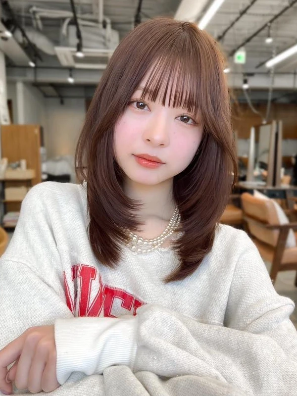 前髪あり ミディアム ミディアムヘア ナチュラル レイヤー 小顔見え
