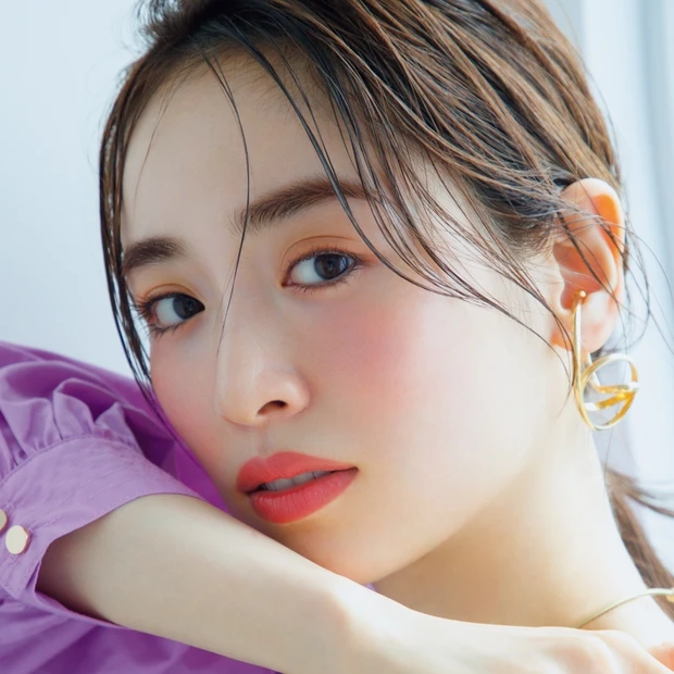 岡田知子×泉 里香。シャネル、ディオールのベスコス受賞アイテムで感情高ま…