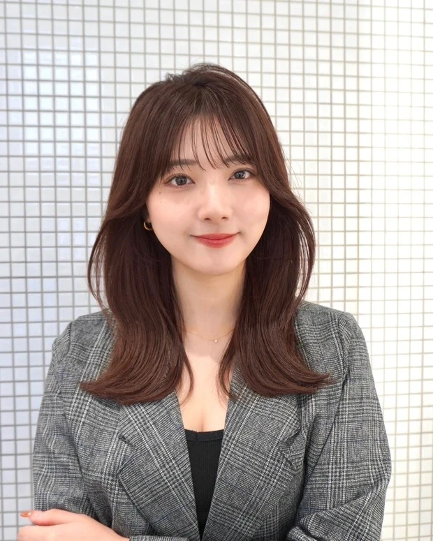 Un amiの髪型・ヘアスタイルまとめ_ミディアムヘア_【シースルーバング】前上がりレイヤーで重軽バランスに!抜け感たっぷりのひし形ミディアム