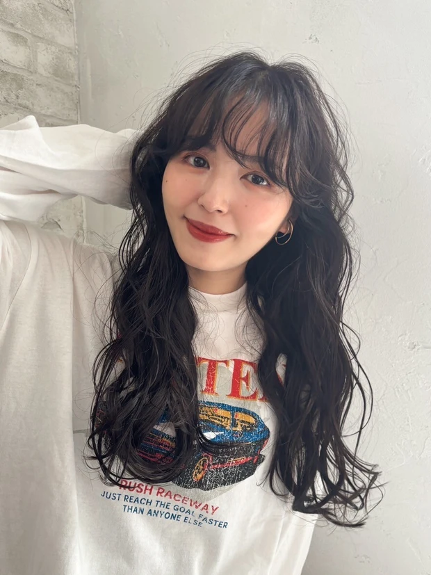 ヘアカタログ ロング ロングヘア 前髪あり 正面 暗髪 ルーズウェーブ