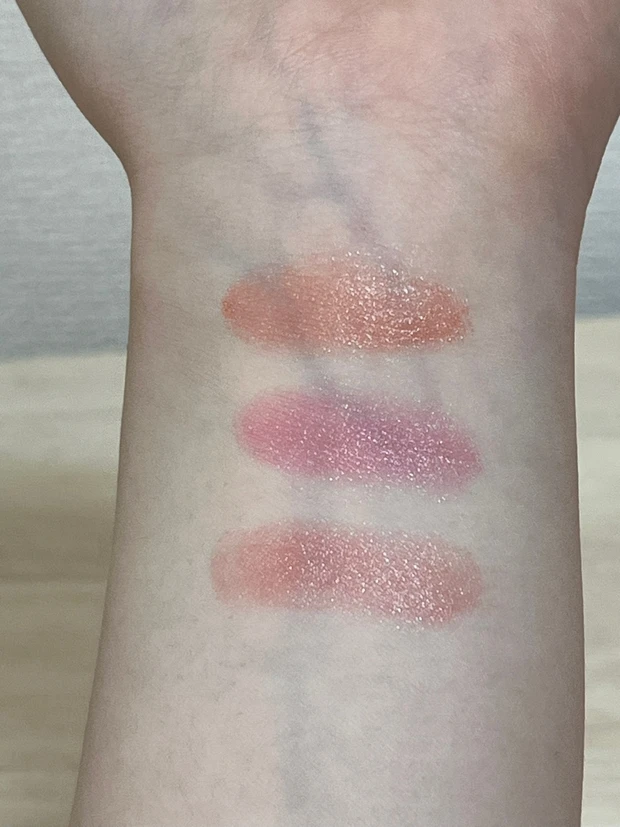 唇や頬に自然なツヤと血色感をプラス💓
_3