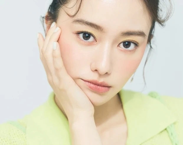 【夏メイク2022】イエローアイ×ピンクチークのカラフルメイク_2