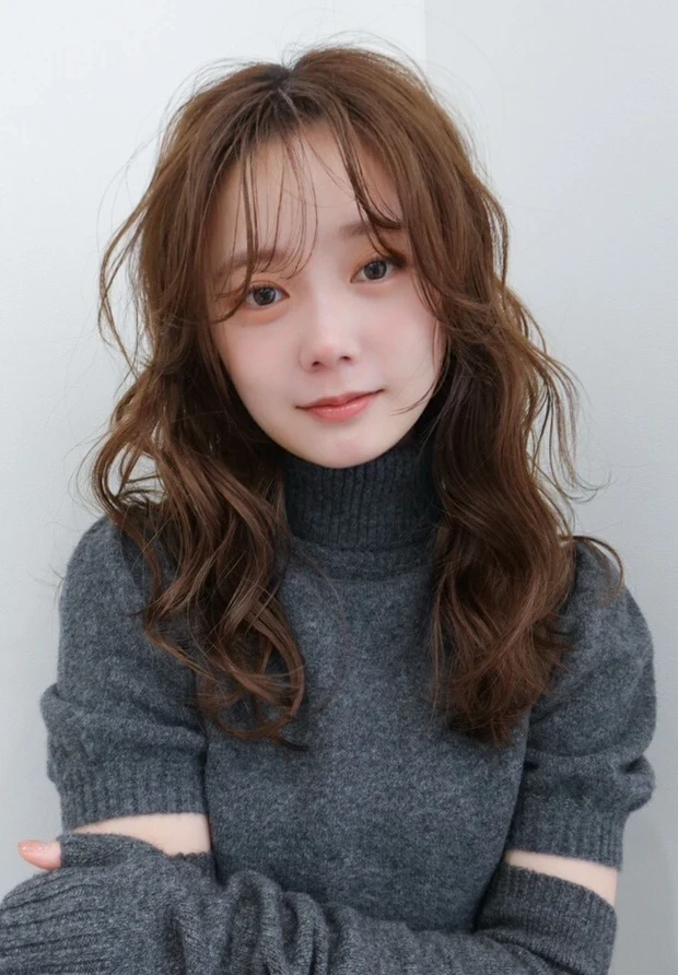 おすすめの髪型 レイヤーと束感パーマでボリュームアップする洒落見えセミロング