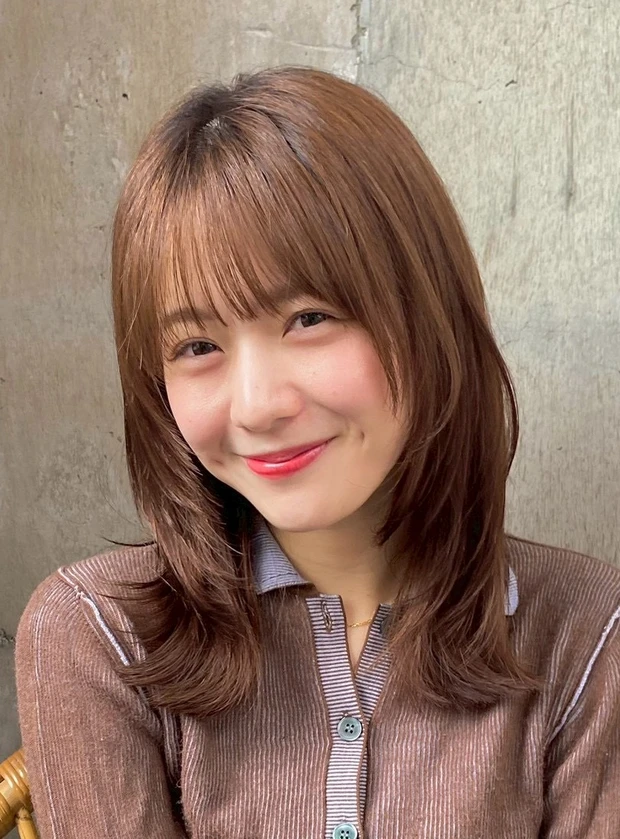 髪型 ミディアムレイヤー ミディアムヘア 小顔ヘア