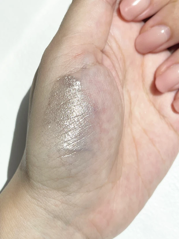 【コンサートや夏のデートにオススメ】1500円以内で手に入る⁉︎崩れ知らずのfujikoシェイクシャドウで上品な"大人のキラキラ輝くラメメイク"_2_2