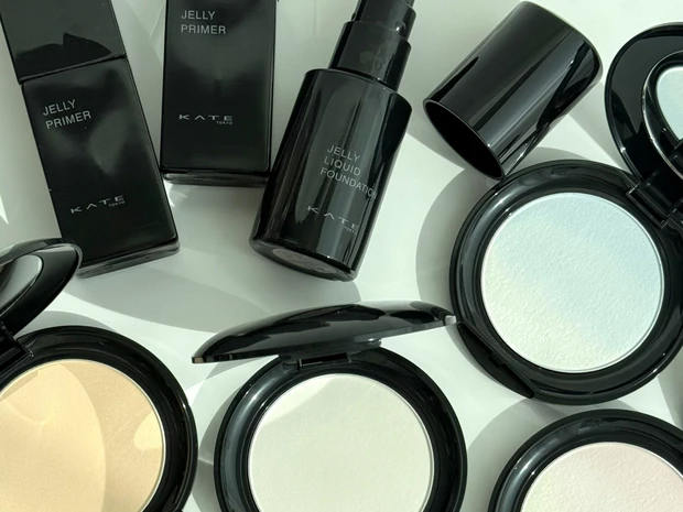ケイト「月夜の海月」シリーズからフェイスパウダーやリキッドファンデが新登場！ スウォッチ付きでご紹介