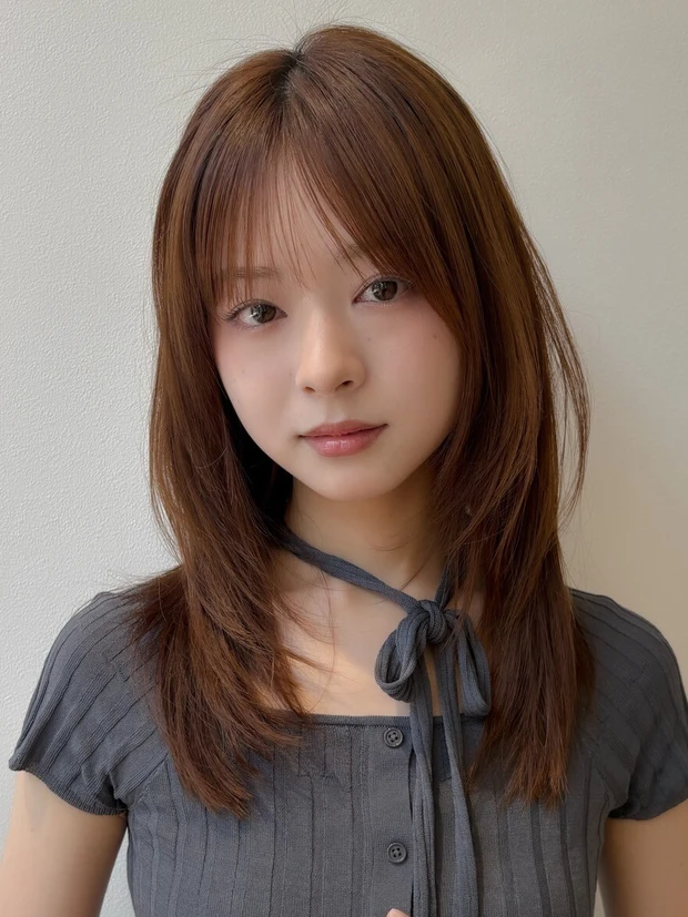 髪型 ミディアムレイヤー ミディアムヘア 前髪あり 小顔ヘア スタイリング