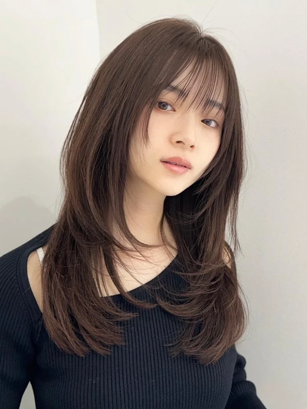 冬 ヘアカラー 暗め オリーブベージュ ロング ハッシュカット 韓国風