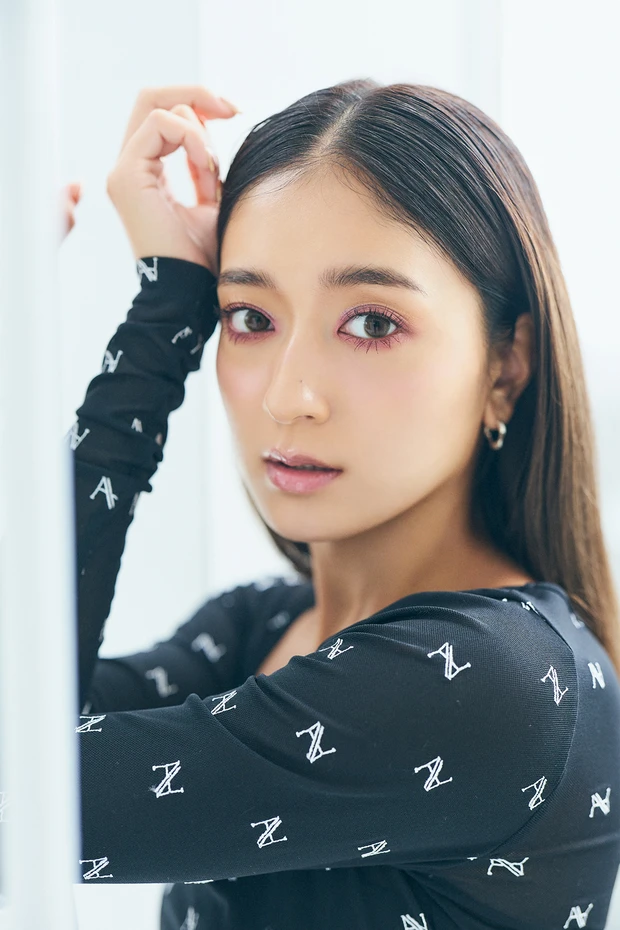 みちょぱさんがモードな囲みアイ×可愛めチーク&リップで大人の甘辛バランスを楽しむ