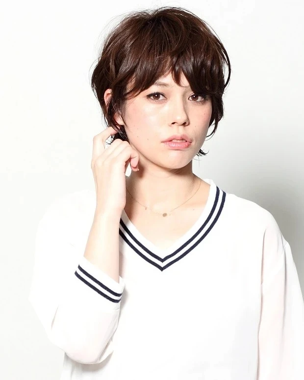 RITZの髪型・ヘアスタイルまとめ_揺らぎ前髪で若見え！ フェミニン×マニッシュを両立する大人のショートヘア
