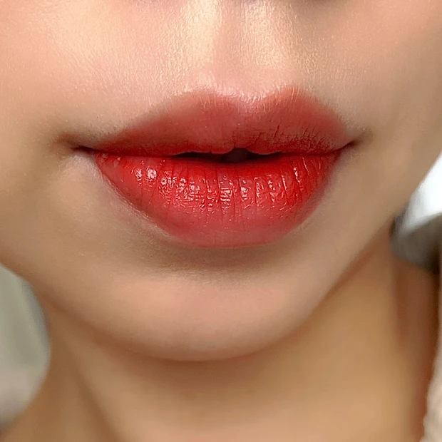 肌色にとらわれず自由にメイクを楽む方法を解説！自信あふれる高発色リップ【Too Faced】レディボールドリップスティック_4_2