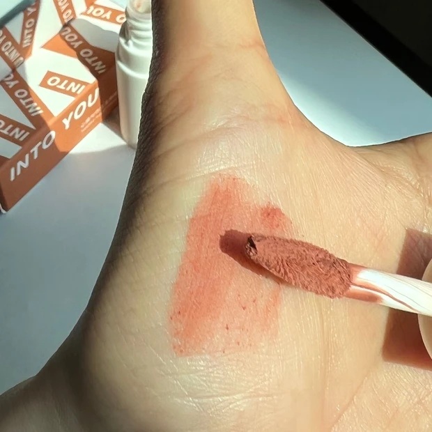 中国コスメ INTOU INTOYOU スーパーマットリップ＆チークマッド マルチコスメ 泥テクスチャー バズりコスメ　EM05 美人シナモン