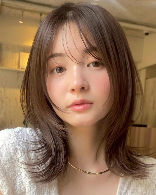 冬 ヘアカラー 明るめ ラベンダーベージュ ミディアム