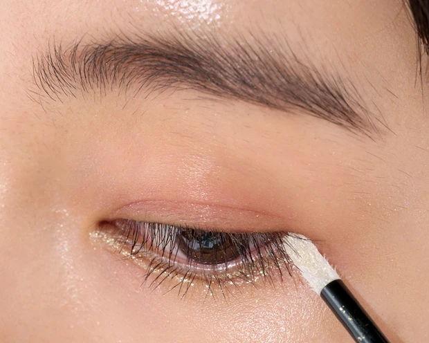 【奥二重メイクのやり方】 旬のラメシャドウを使うなら？　大粒ラメを下まぶたのみにONして抜け感アイ_7