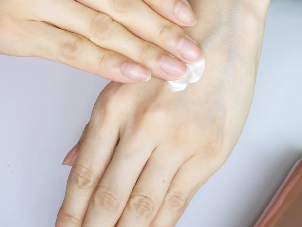 手の老け見えの原因 血管浮き に効く 30代以上にオススメ オーラザハンド マキアオンライン Maquia Online