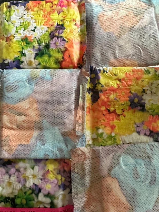 隠すのではなくむしろ自慢したくなる蜷川実花デザインの限定ナプキン_1_2