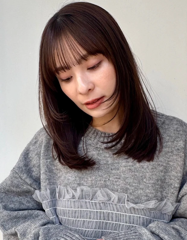 髪型　ミディアム　小顔ミディアム　前髪あり　スタイリング