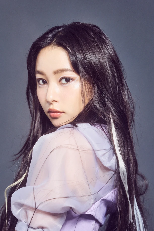 顔まわりの白のエクステがアクセント！ 桜井日奈子さんが『Rain On Me』のアリアナ・グランデになってみた ～ヘアアレンジ編～