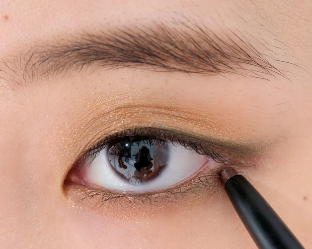 【一重メイクのやり方】トレンドのカーキシャドウを使うなら? ベージュシャドウの合わせ技でメリハリEYE_8