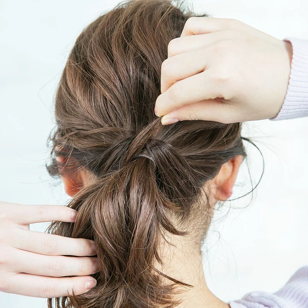 ポニーテール ヘアアレンジ 【差がつくポニーテールの作り方】横から見てもおしゃれ感が漂う秘訣は“えり足”の髪にアリ_4