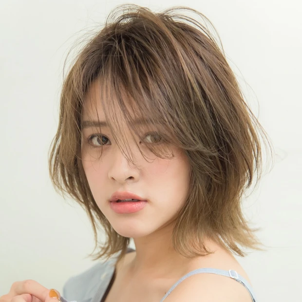 ラフな色気がグッとくる、シースルーバング×レイヤーの抜け感ボブ