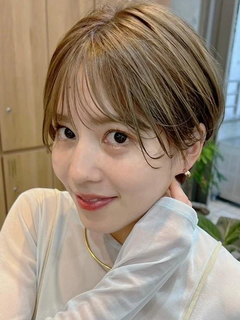 冬 ヘアカラー 明るめ アッシュベージュ マッシュショート