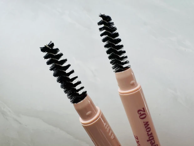 キャンメイクのスタイリングエッジアイブロウ(スクリューブラシ)