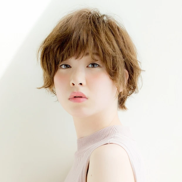 全身スタイルアップを叶える、甘カジュアルな大人ショート