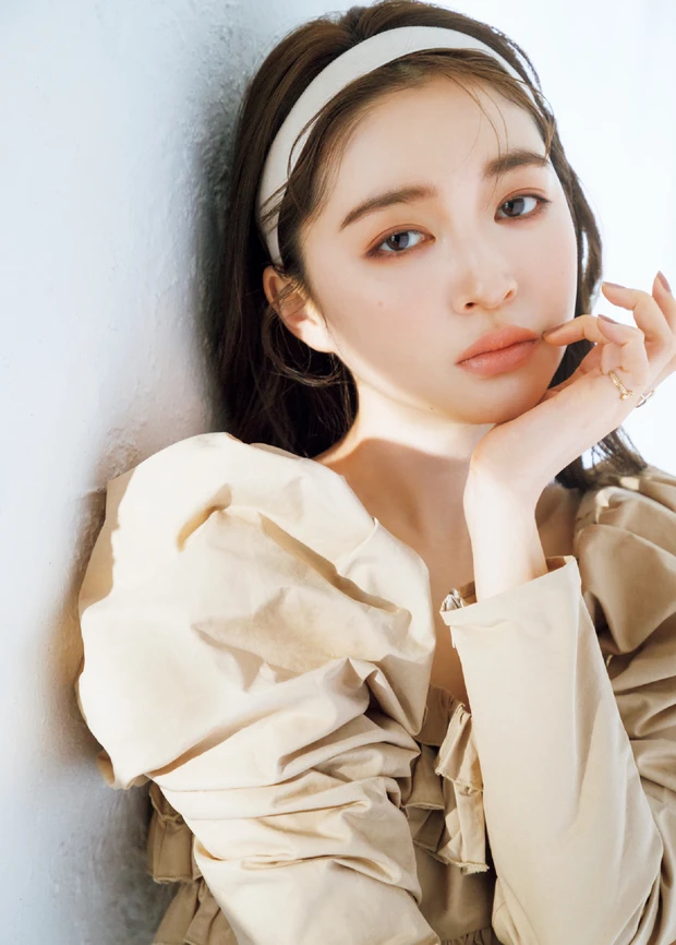 落ち着いたマットカラーで仕上げるミュートメイク