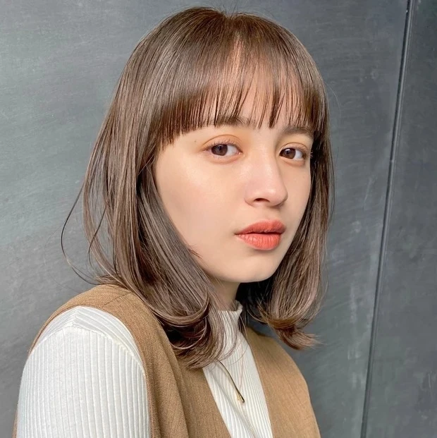 【若く見える髪型・ヘアスタイル】ミディアム6選_髪のパサつき解消! グレージュで演出する透明感たっぷりの若見えミディアム