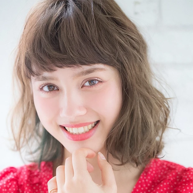 おしゃれに差がつくワイドバングのクセ毛風ウェーブボブ