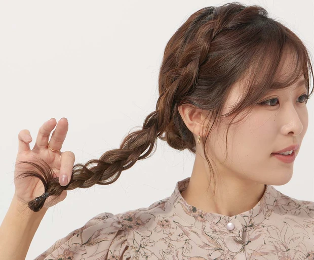 【セルフヘアアレンジ】動画で学ぶ! くるりんぱ、ロープ編み、Uピンの留め方、編み込みの正しいやり方とコツを人気美容師AYAMARさんが解説_23