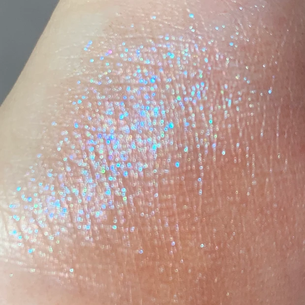 シュウウエムラ クラッシュド ジェム アメジストレイン 手元スウォッチ 色味レビュー ラメ拡大