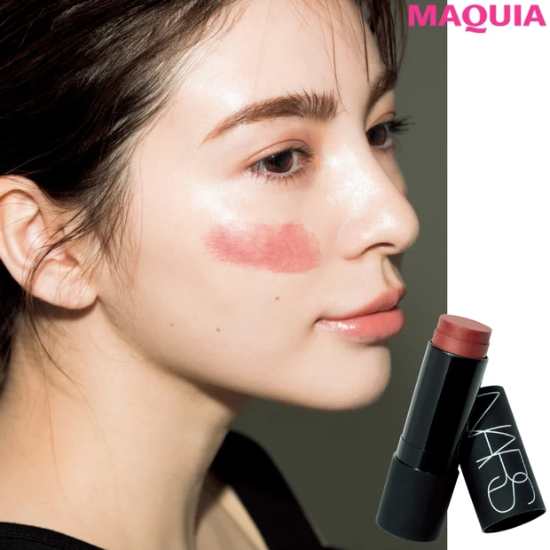 とにかく小顔に見せたいときは「くすみローズチーク」で極太ラインメイク