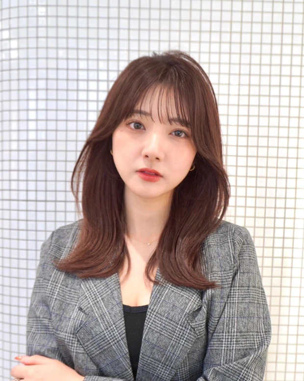 ヘアカタログ　ミディアム　ミディアムヘア　前髪　シースルーバング