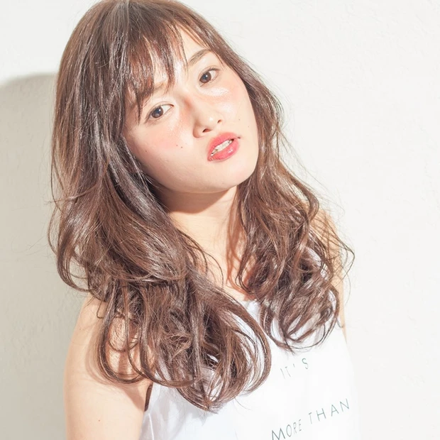 夏肌に寄り添うヘアカラー「セピアアッシュ」で、束感ウェーブをドラマティッ…