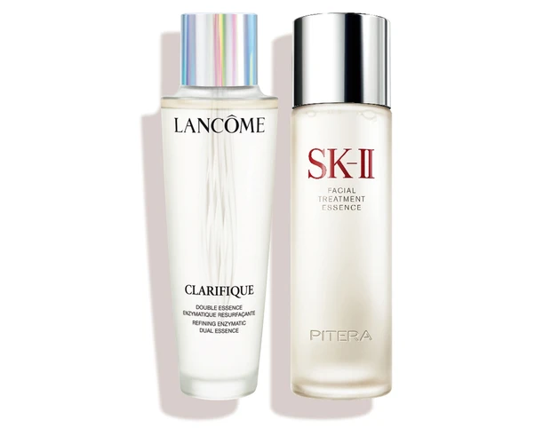 （右から）フェイシャル トリートメント エッセンス 160ml ¥18700／SK-Ⅱ　クラリフィック デュアル エッセンス ローション 250ml ￥16500／ランコム