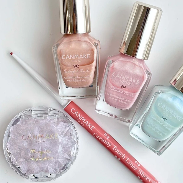 【キャンメイク新作】大人気ネイルの限定色やハイライター新色をスウォッチ！ 名品アイライナーのピンクカ…