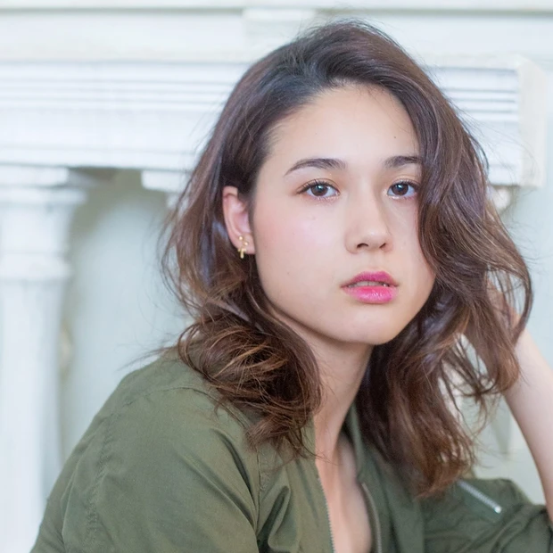 横顔も色っぽい！ 最旬レイヤーミディは耳かけ＆濡れ感ウェーブがポイント♡