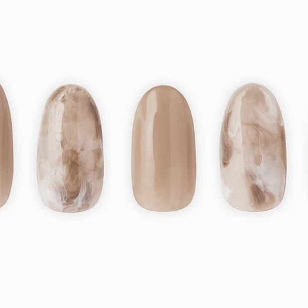 シンプルなのにおしゃれな「ラテアート」ネイルは、盛らないニュアンスがカギ…