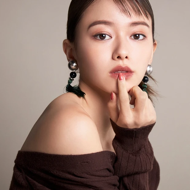 【山本舞香】色気と強さを宿したレッドブラウンリップ5