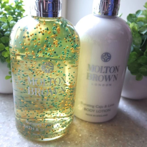 オリンピック開催国ブラジルのライムのカクテル カイピリーニャをイメージしたシャワージェルとボディローション数量限定発売◆モルトンブラウン「カジュー&ライムコレクション」店舗限定プレゼントのオリジナルラゲッジタグはさすがの洗練感。