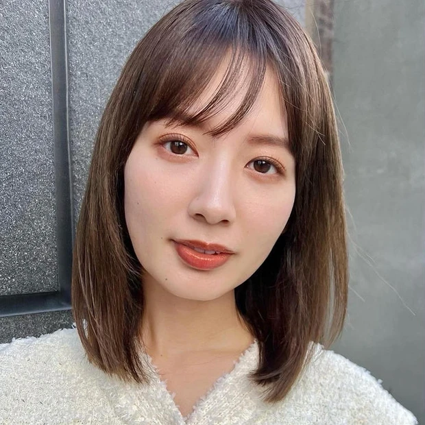 ミディアム　ヘア　髪型　ヘアスタイル　大人　30代　40代　前髪あり